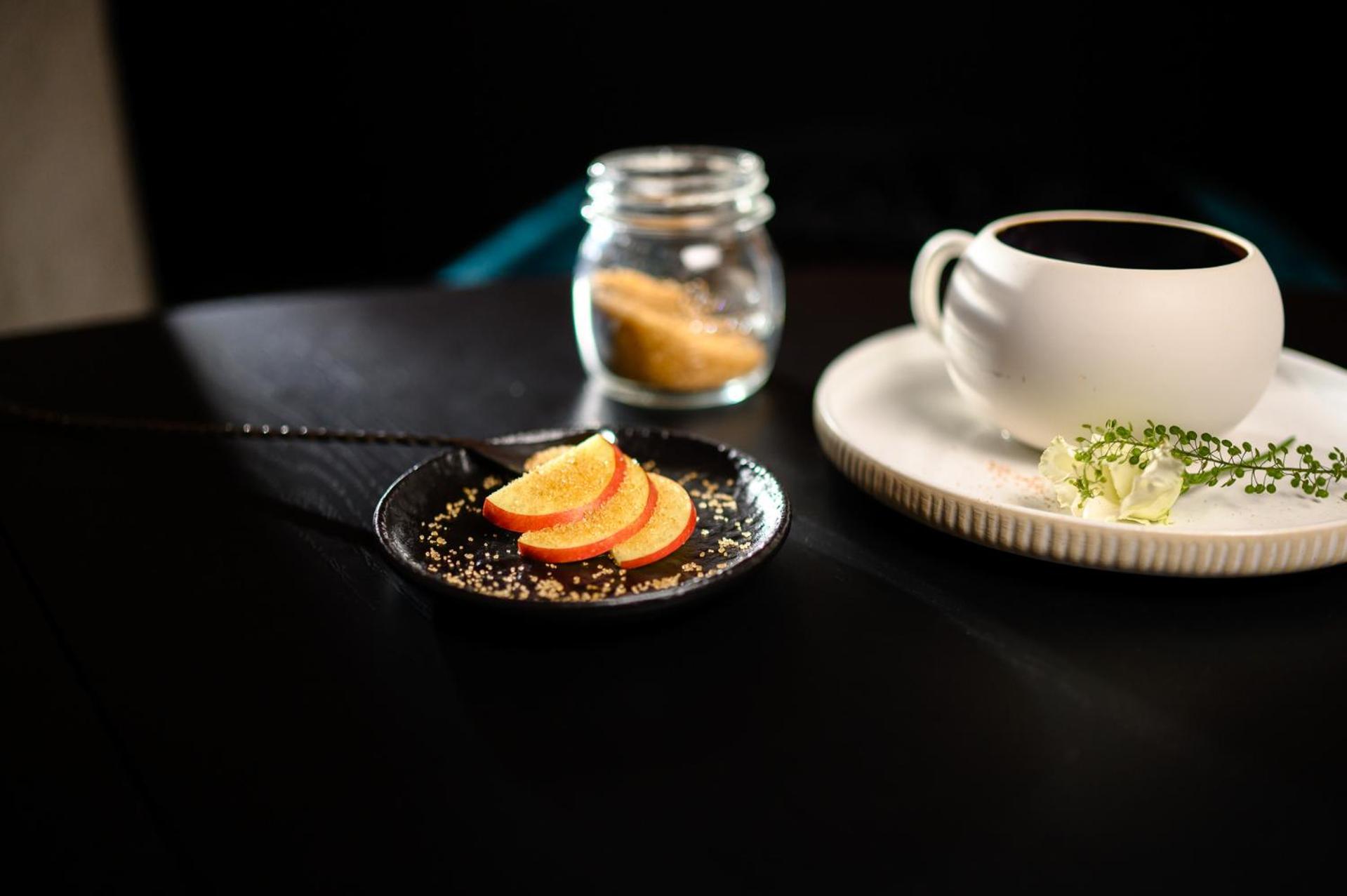 Hotel Pullman Riga Old Town Exterior foto A cup of coffee with a jar of sugar and a plate of lemon