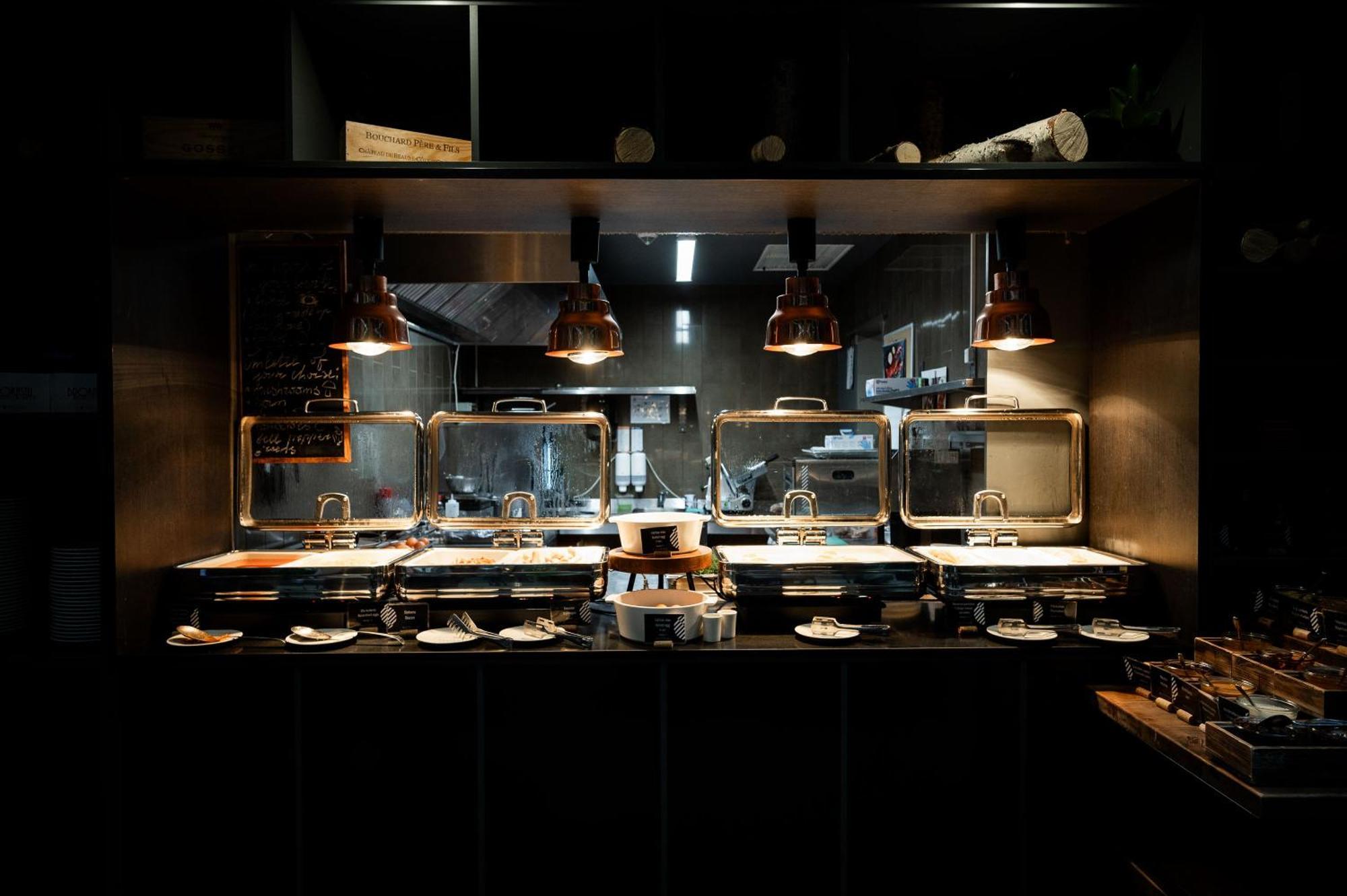Hotel Pullman Riga Old Town Exterior foto The open kitchen at the restaurant