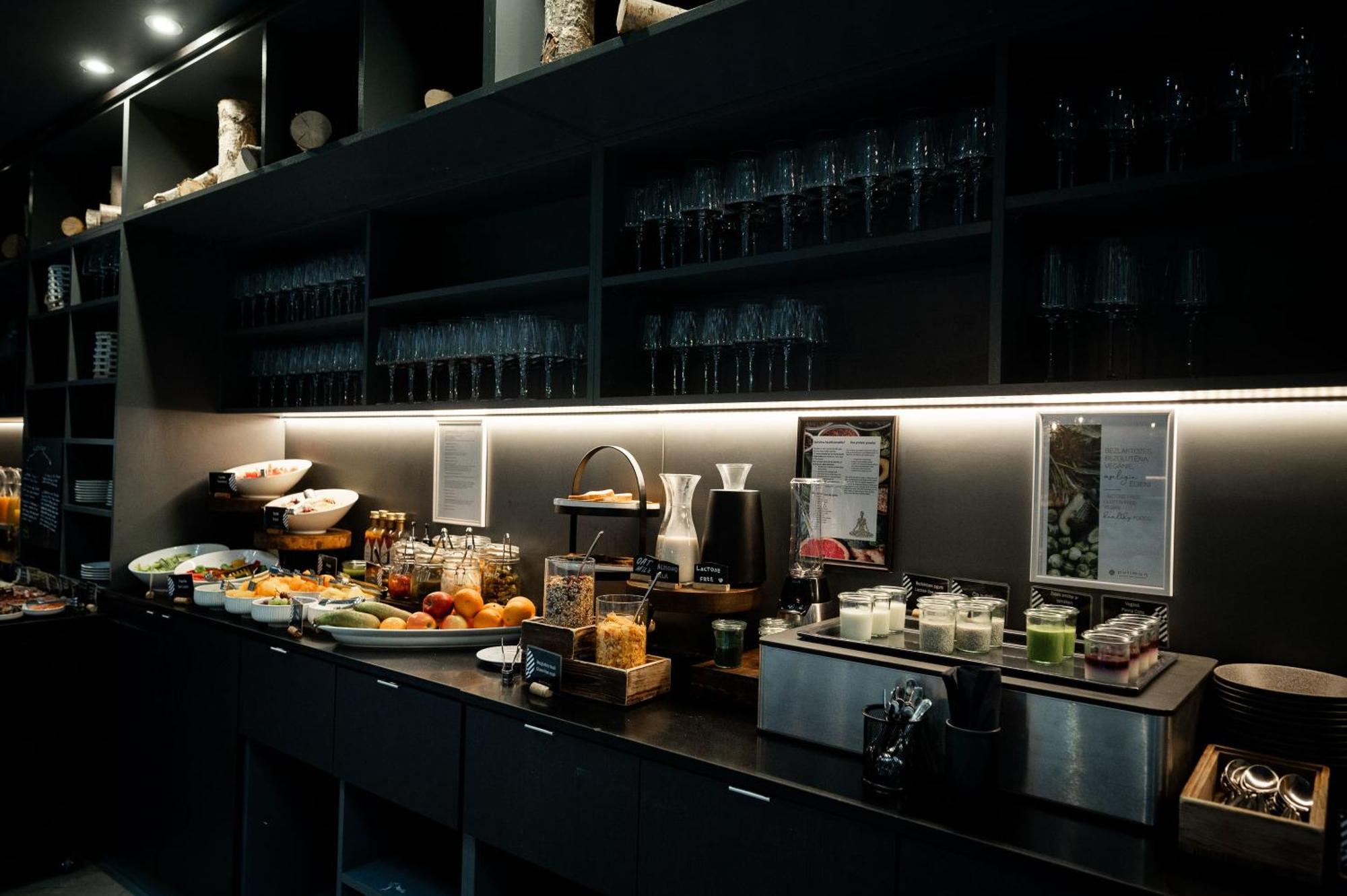 Hotel Pullman Riga Old Town Exterior foto The buffet at the lounge
