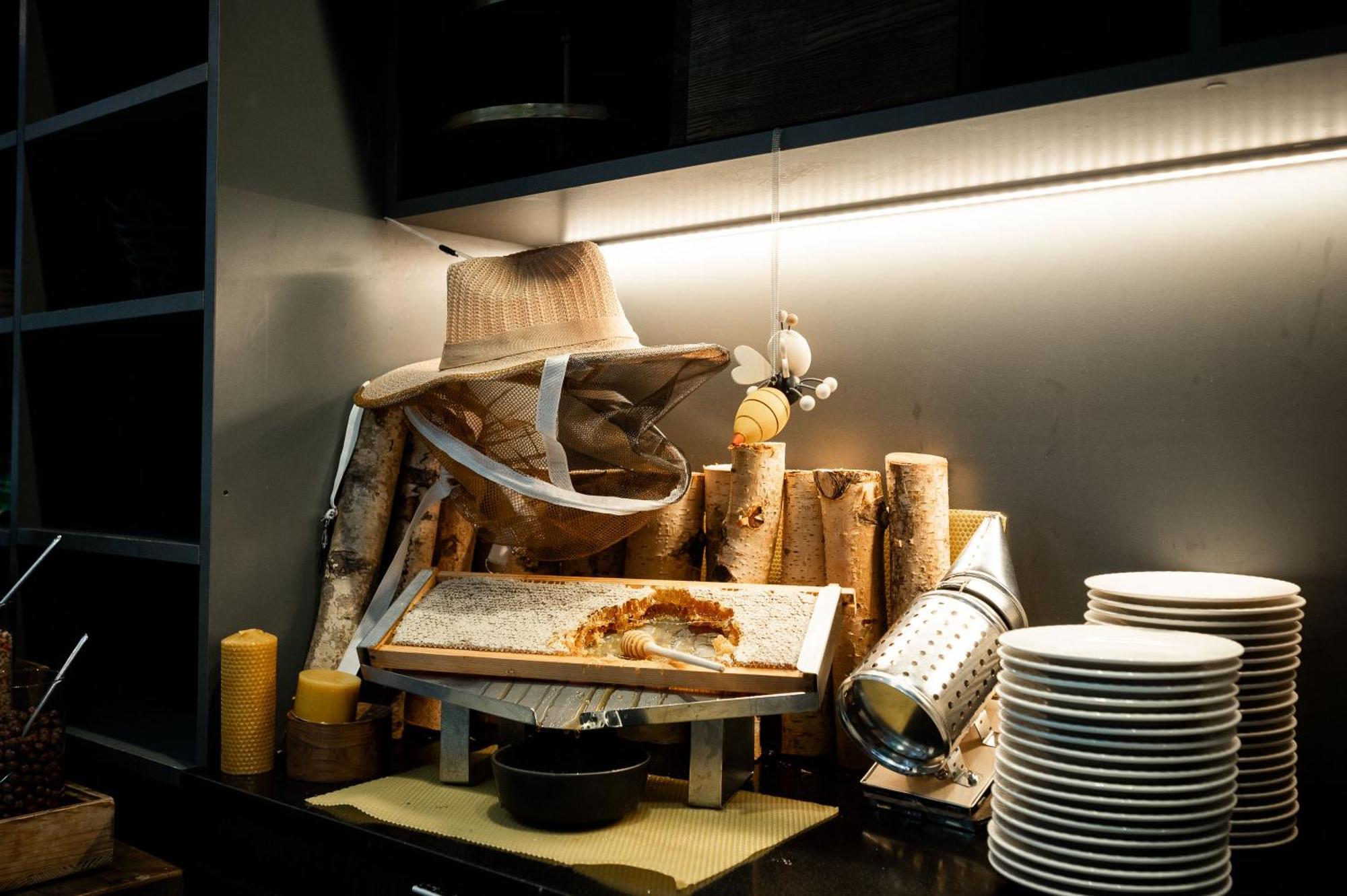 Hotel Pullman Riga Old Town Exterior foto A display of a whole duck at a restaurant
