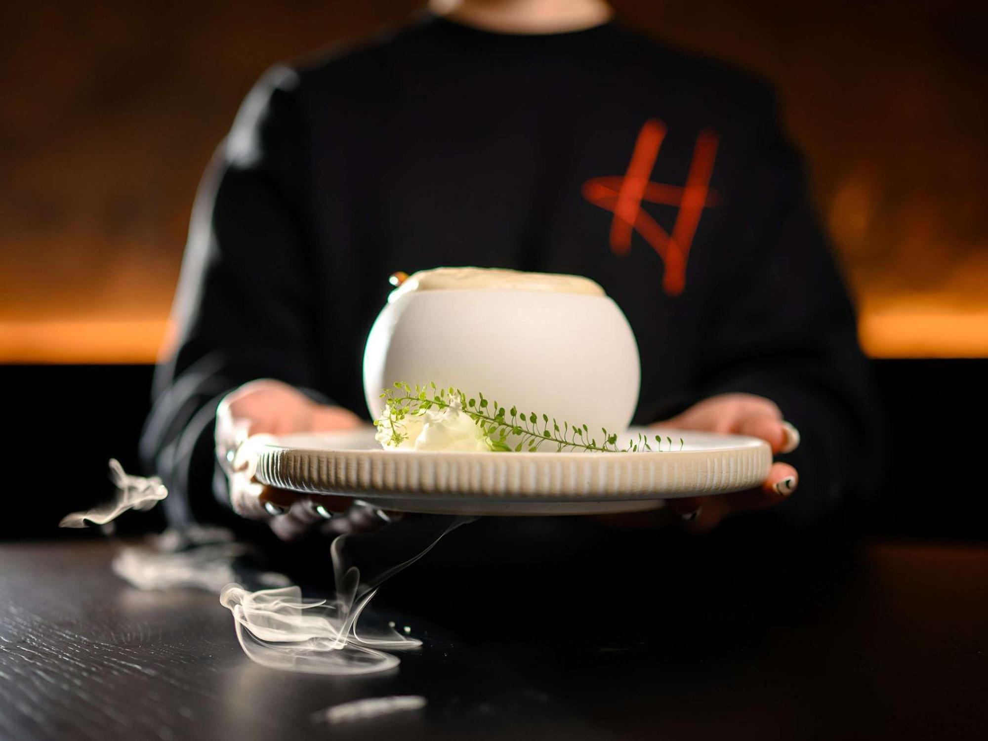 Hotel Pullman Riga Old Town Exterior foto A waiter serving a dish at the restaurant