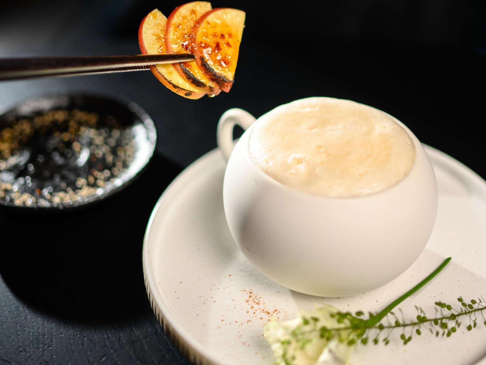 Hotel Pullman Riga Old Town Exterior foto A cup of coffee with a slice of orange