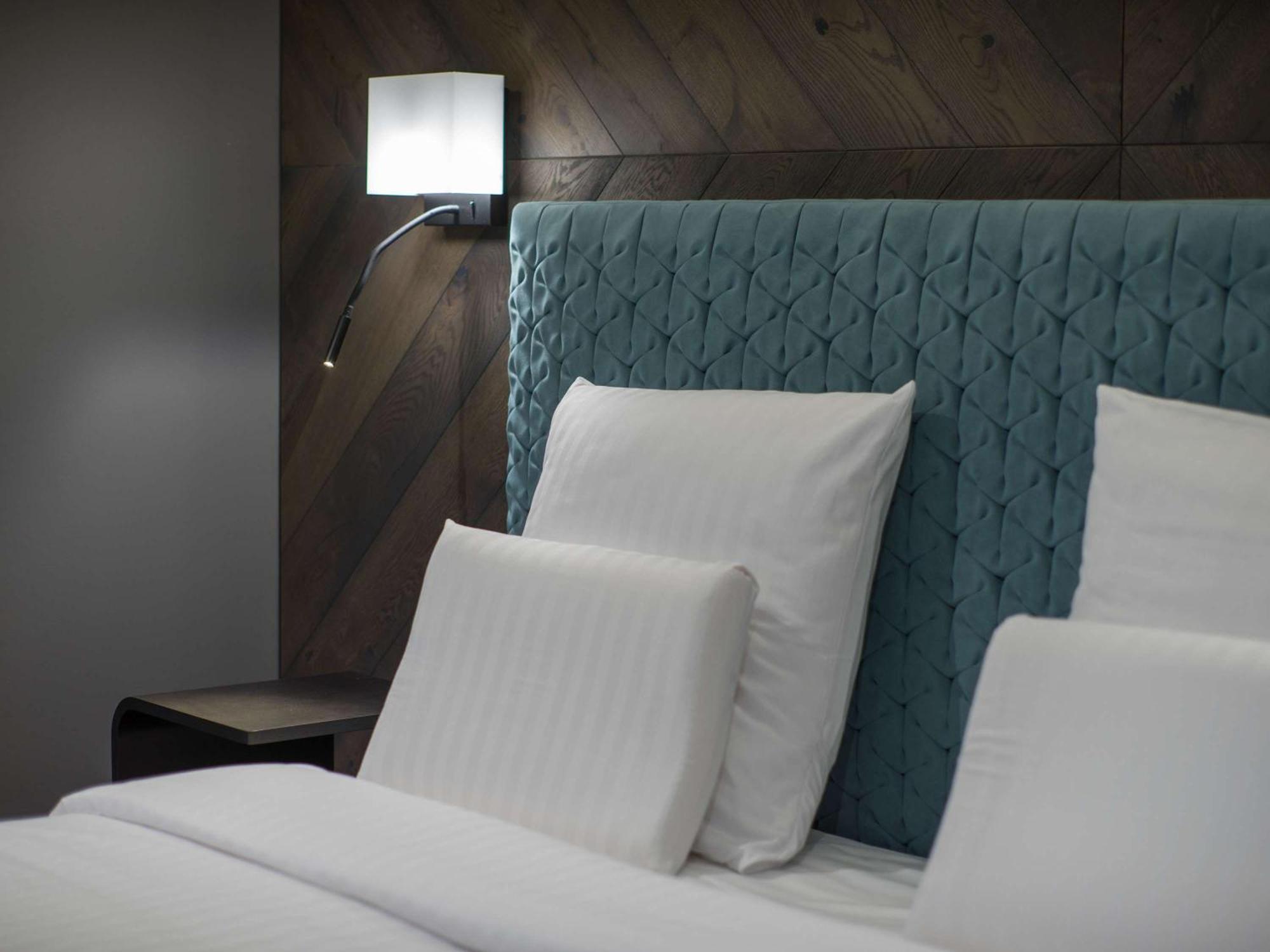Hotel Pullman Riga Old Town Exterior foto A bed with a headboard