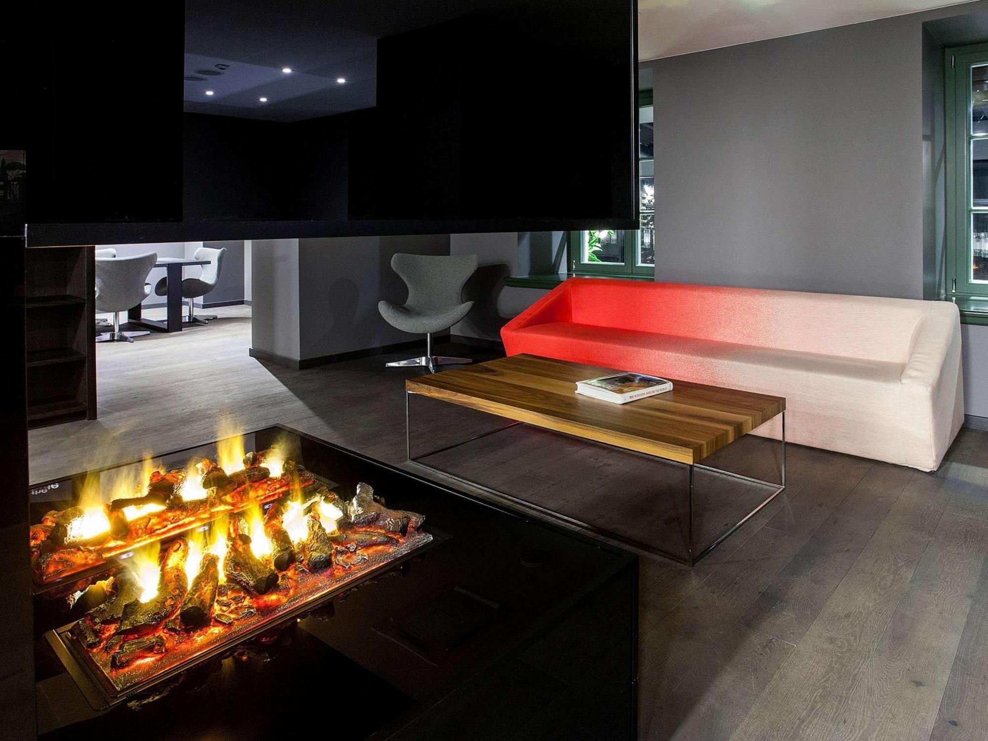 Hotel Pullman Riga Old Town Exterior foto A fireplace with a suspended TV